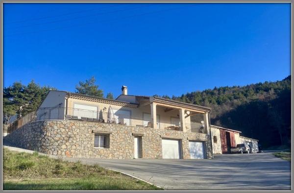 Propriete Peyroules Villa avec piscine intérieure dex hangars forte rentabilité.