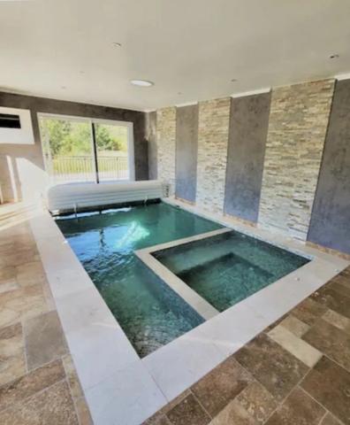 Propriete Peyroules Villa avec piscine intérieure dex hangars forte rentabilité.