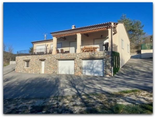 Propriete Peyroules Villa avec piscine intérieure dex hangars forte rentabilité.