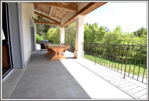 Propriete Peyroules Villa avec piscine intérieure dex hangars forte rentabilité.