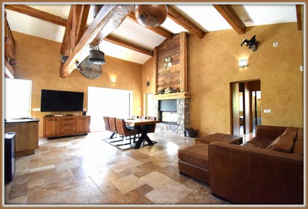 Propriete Peyroules Villa avec piscine intérieure dex hangars forte rentabilité.