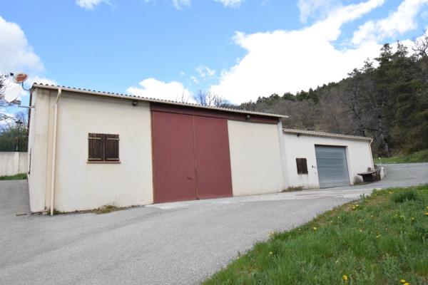Propriete Peyroules Villa avec piscine intérieure dex hangars forte rentabilité.