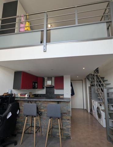 Studio de 36m2 actuellement loué 675 cc. Ce bien comporte une place de parking privative et un box sur le palier