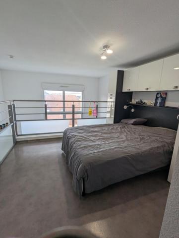 Studio de 36m2 actuellement loué 675 cc. Ce bien comporte une place de parking privative et un box sur le palier