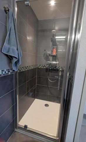 Studio de 36m2 actuellement loué 675 cc. Ce bien comporte une place de parking privative et un box sur le palier