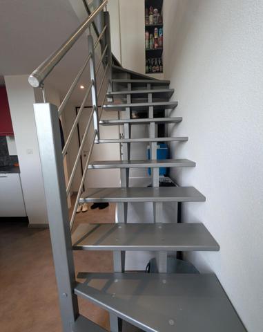 Studio de 36m2 actuellement loué 675 cc. Ce bien comporte une place de parking privative et un box sur le palier