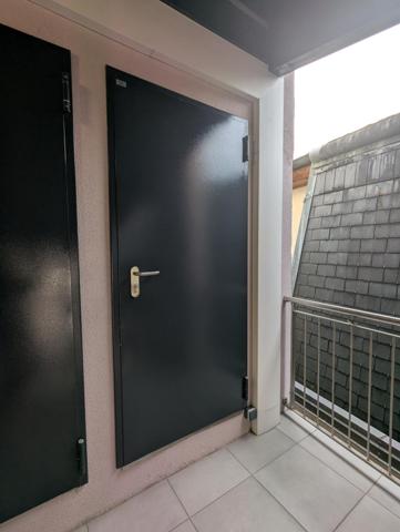 Studio de 36m2 actuellement loué 675 cc. Ce bien comporte une place de parking privative et un box sur le palier