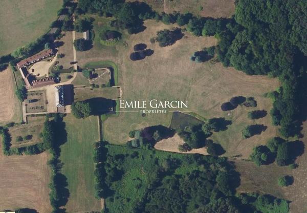 Château et dépendances sur 9 hectares à vendre  en Sarthe