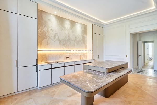 À vendre - Appartement - Paris 75016 - Place D'Iéna - 6 pièces