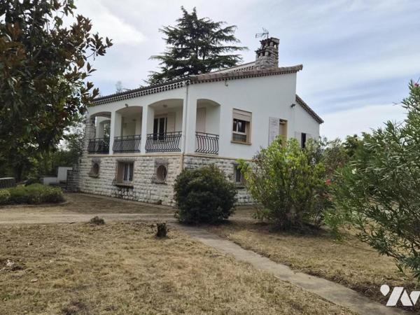 Maison d'environ 170 m² sur sous-sol complet, à rafraîchir,  terrain 3741 m² arboré 