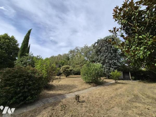 Maison d'environ 170 m² sur sous-sol complet, à rafraîchir,  terrain 3741 m² arboré 