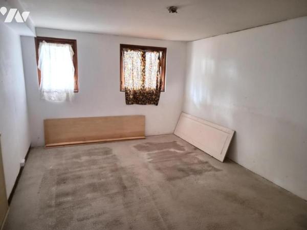 Maison d'environ 170 m² sur sous-sol complet, à rafraîchir,  terrain 3741 m² arboré 