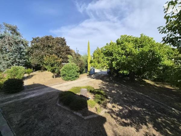 Maison d'environ 170 m² sur sous-sol complet, à rafraîchir,  terrain 3741 m² arboré 
