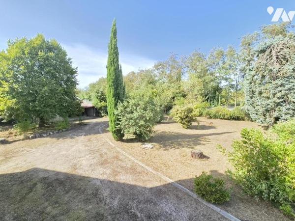Maison d'environ 170 m² sur sous-sol complet, à rafraîchir,  terrain 3741 m² arboré 
