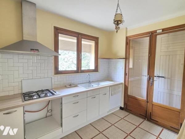 Maison d'environ 170 m² sur sous-sol complet, à rafraîchir,  terrain 3741 m² arboré 
