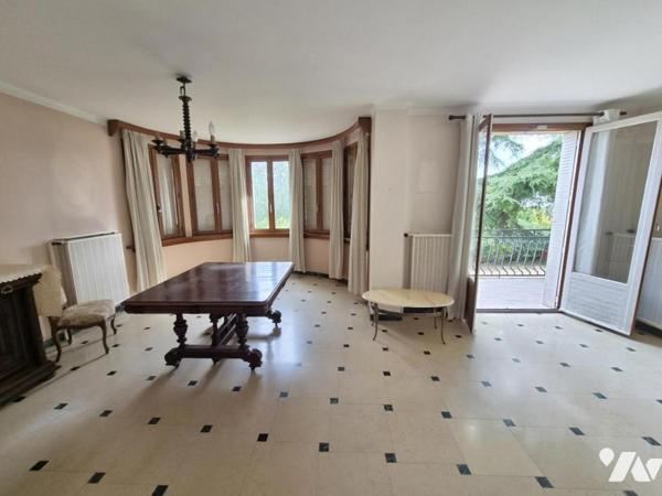 Maison d'environ 170 m² sur sous-sol complet, à rafraîchir,  terrain 3741 m² arboré 