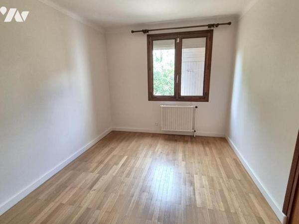 Maison d'environ 170 m² sur sous-sol complet, à rafraîchir,  terrain 3741 m² arboré 