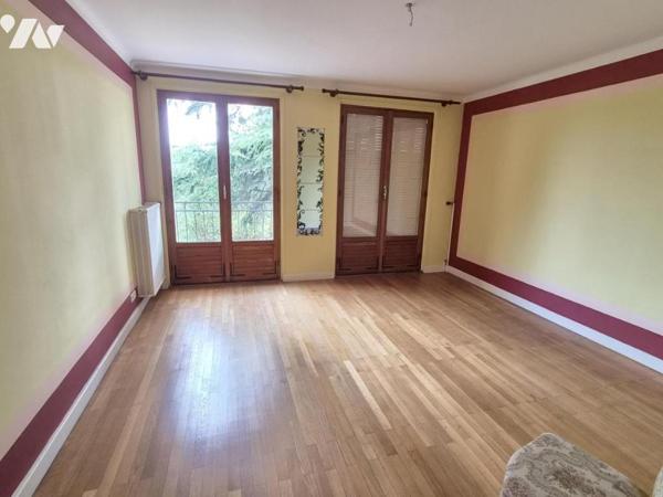 Maison d'environ 170 m² sur sous-sol complet, à rafraîchir,  terrain 3741 m² arboré 