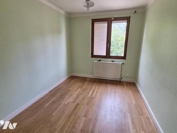 Maison d'environ 170 m² sur sous-sol complet, à rafraîchir,  terrain 3741 m² arboré 