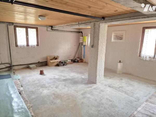 Maison d'environ 170 m² sur sous-sol complet, à rafraîchir,  terrain 3741 m² arboré 