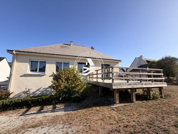 BADEN. Mocquard immobilier. Venez découvrir cette agréable maison offrant un emplacement privilégié.
