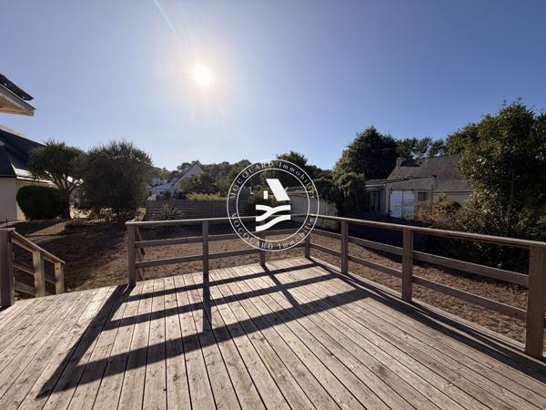 BADEN. Mocquard immobilier. Venez découvrir cette agréable maison offrant un emplacement privilégié.