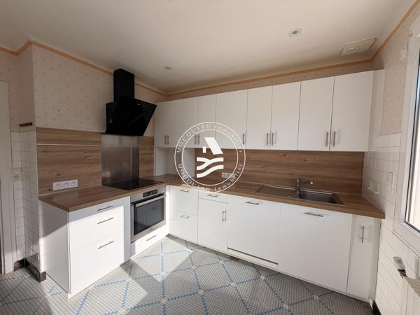 BADEN. Mocquard immobilier. Venez découvrir cette agréable maison offrant un emplacement privilégié.