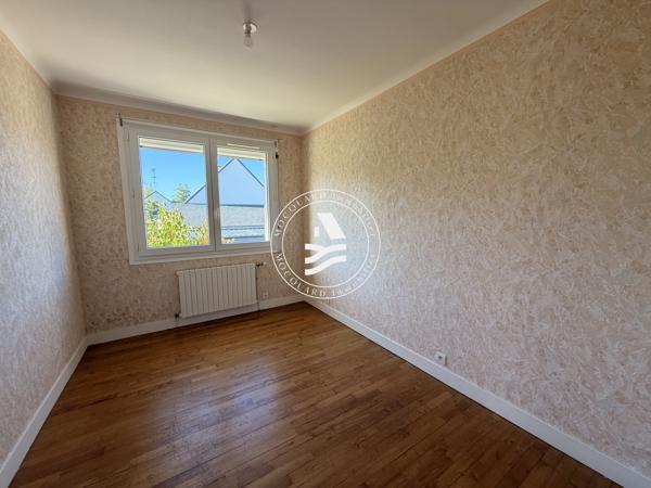 BADEN. Mocquard immobilier. Venez découvrir cette agréable maison offrant un emplacement privilégié.