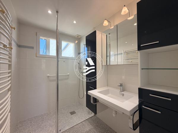 BADEN. Mocquard immobilier. Venez découvrir cette agréable maison offrant un emplacement privilégié.