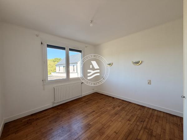 BADEN. Mocquard immobilier. Venez découvrir cette agréable maison offrant un emplacement privilégié.