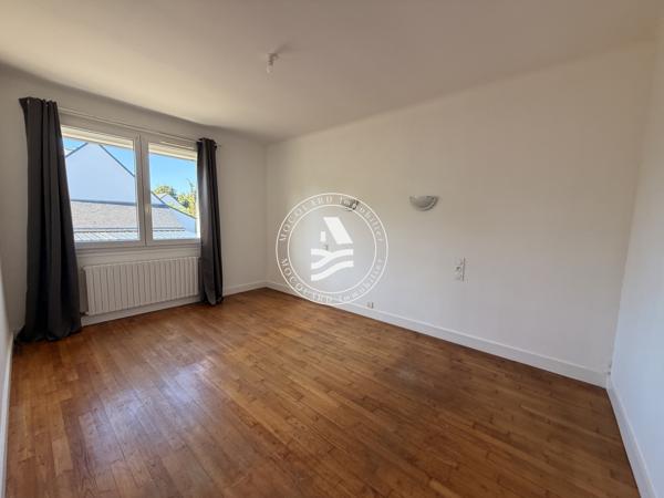 BADEN. Mocquard immobilier. Venez découvrir cette agréable maison offrant un emplacement privilégié.
