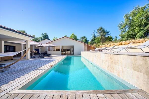 Maison
         7 pièces
        - 250 m² Bien prestige 742 000 € *