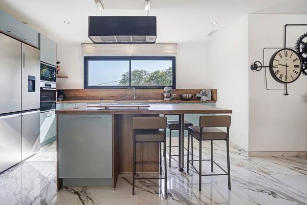 Maison
         7 pièces
        - 250 m² Bien prestige 742 000 € *