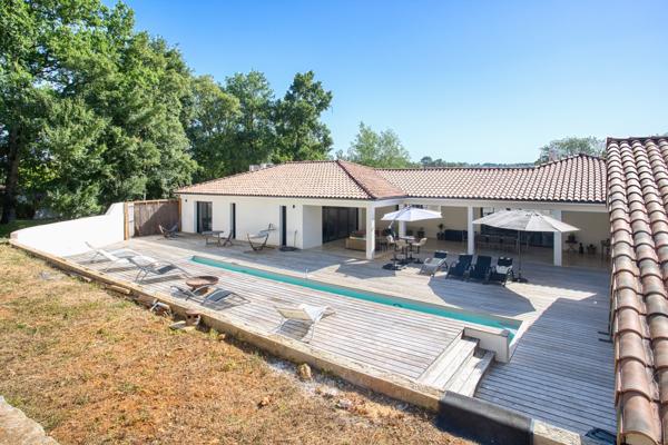Maison
         7 pièces
        - 250 m² Bien prestige 742 000 € *