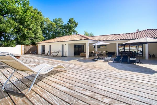Maison
         7 pièces
        - 250 m² Bien prestige 742 000 € *