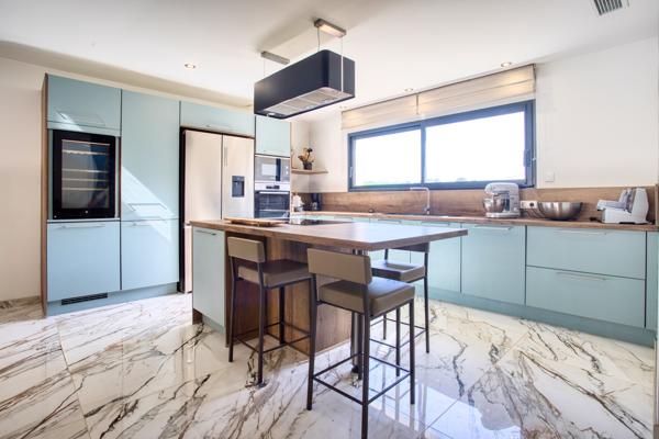 Maison
         7 pièces
        - 250 m² Bien prestige 742 000 € *