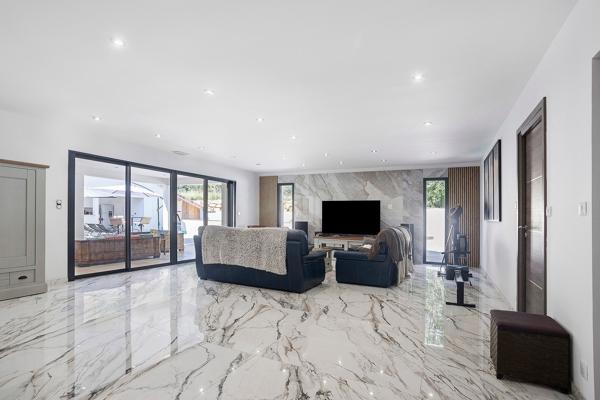 Maison
         7 pièces
        - 250 m² Bien prestige 742 000 € *