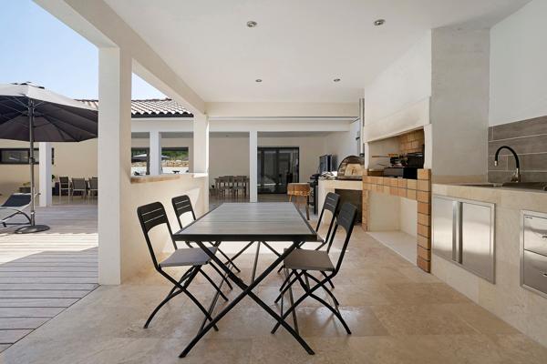 Maison
         7 pièces
        - 250 m² Bien prestige 742 000 € *