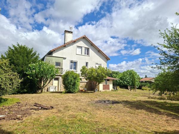 Idéalement située dans Lanuejouls sur l'axe Rodez/Villefranche de Rouergue proche de toutes commodités et transport.s dans le village de Lanuejouls.