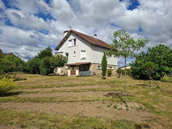 Idéalement située dans Lanuejouls sur l'axe Rodez/Villefranche de Rouergue proche de toutes commodités et transport.s dans le village de Lanuejouls.