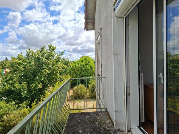 Idéalement située dans Lanuejouls sur l'axe Rodez/Villefranche de Rouergue proche de toutes commodités et transport.s dans le village de Lanuejouls.