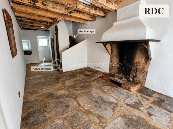 *** EXCLUSIVITE - MAISON DE VILLAGE - 2 CHAMBRES - COUR ***

Située dans un village avec toutes les commodités, au cœur d’un quartier calme, venez découvrir cette charmante maison de village sur 4 niveaux, lumineuse et traversante.

Au rez-de-chaussée, vous trouverez une pièce d'environ 24m² avec cheminée, un WC, un petit cellier ainsi qu’un accès à une petite cour disposant d’une source.

Au premier étage, la maison offre une pièce de vie conviviale avec coin cuisine d'environ 25m²

Au niveau supérieur, un hall d'environ 2.80m² qui dessert une chambre d'environ 13.60m², une salle d’eau d'environ 3.10m² ainsi qu’un WC séparé d'environ 1.20m²

Enfin, le dernier étage accueille une seconde chambre d'environ 15m²

Côté prestations :

- Façade en pierre pleine de charme
- Double vitrage
- Chauffage électrique
- Toiture révisée
- Maison rénovée

Un bien idéal pour un premier achat, un pied-à-terre ou un investissement locatif.

À visiter sans tarder ! N'hésitez pas nous contacter.