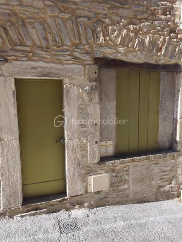 *** EXCLUSIVITE - MAISON DE VILLAGE - 2 CHAMBRES - COUR ***

Située dans un village avec toutes les commodités, au cœur d’un quartier calme, venez découvrir cette charmante maison de village sur 4 niveaux, lumineuse et traversante.

Au rez-de-chaussée, vous trouverez une pièce d'environ 24m² avec cheminée, un WC, un petit cellier ainsi qu’un accès à une petite cour disposant d’une source.

Au premier étage, la maison offre une pièce de vie conviviale avec coin cuisine d'environ 25m²

Au niveau supérieur, un hall d'environ 2.80m² qui dessert une chambre d'environ 13.60m², une salle d’eau d'environ 3.10m² ainsi qu’un WC séparé d'environ 1.20m²

Enfin, le dernier étage accueille une seconde chambre d'environ 15m²

Côté prestations :

- Façade en pierre pleine de charme
- Double vitrage
- Chauffage électrique
- Toiture révisée
- Maison rénovée

Un bien idéal pour un premier achat, un pied-à-terre ou un investissement locatif.

À visiter sans tarder ! N'hésitez pas nous contacter.