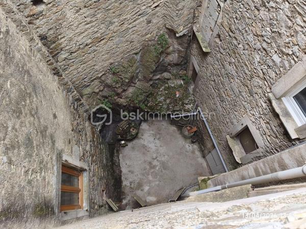 *** EXCLUSIVITE - MAISON DE VILLAGE - 2 CHAMBRES - COUR ***

Située dans un village avec toutes les commodités, au cœur d’un quartier calme, venez découvrir cette charmante maison de village sur 4 niveaux, lumineuse et traversante.

Au rez-de-chaussée, vous trouverez une pièce d'environ 24m² avec cheminée, un WC, un petit cellier ainsi qu’un accès à une petite cour disposant d’une source.

Au premier étage, la maison offre une pièce de vie conviviale avec coin cuisine d'environ 25m²

Au niveau supérieur, un hall d'environ 2.80m² qui dessert une chambre d'environ 13.60m², une salle d’eau d'environ 3.10m² ainsi qu’un WC séparé d'environ 1.20m²

Enfin, le dernier étage accueille une seconde chambre d'environ 15m²

Côté prestations :

- Façade en pierre pleine de charme
- Double vitrage
- Chauffage électrique
- Toiture révisée
- Maison rénovée

Un bien idéal pour un premier achat, un pied-à-terre ou un investissement locatif.

À visiter sans tarder ! N'hésitez pas nous contacter.