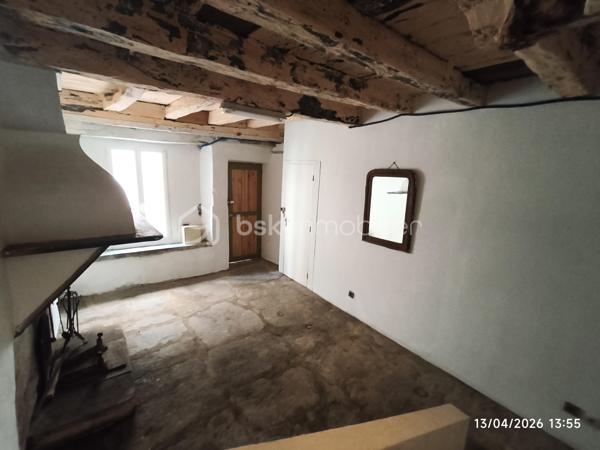 *** EXCLUSIVITE - MAISON DE VILLAGE - 2 CHAMBRES - COUR ***

Située dans un village avec toutes les commodités, au cœur d’un quartier calme, venez découvrir cette charmante maison de village sur 4 niveaux, lumineuse et traversante.

Au rez-de-chaussée, vous trouverez une pièce d'environ 24m² avec cheminée, un WC, un petit cellier ainsi qu’un accès à une petite cour disposant d’une source.

Au premier étage, la maison offre une pièce de vie conviviale avec coin cuisine d'environ 25m²

Au niveau supérieur, un hall d'environ 2.80m² qui dessert une chambre d'environ 13.60m², une salle d’eau d'environ 3.10m² ainsi qu’un WC séparé d'environ 1.20m²

Enfin, le dernier étage accueille une seconde chambre d'environ 15m²

Côté prestations :

- Façade en pierre pleine de charme
- Double vitrage
- Chauffage électrique
- Toiture révisée
- Maison rénovée

Un bien idéal pour un premier achat, un pied-à-terre ou un investissement locatif.

À visiter sans tarder ! N'hésitez pas nous contacter.
