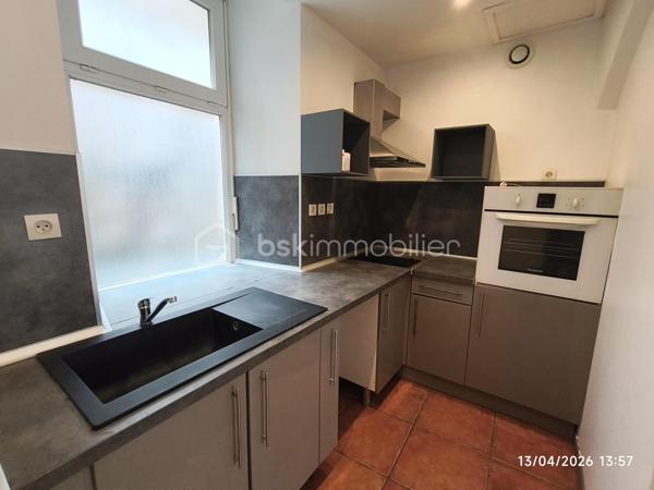 *** EXCLUSIVITE - MAISON DE VILLAGE - 2 CHAMBRES - COUR ***

Située dans un village avec toutes les commodités, au cœur d’un quartier calme, venez découvrir cette charmante maison de village sur 4 niveaux, lumineuse et traversante.

Au rez-de-chaussée, vous trouverez une pièce d'environ 24m² avec cheminée, un WC, un petit cellier ainsi qu’un accès à une petite cour disposant d’une source.

Au premier étage, la maison offre une pièce de vie conviviale avec coin cuisine d'environ 25m²

Au niveau supérieur, un hall d'environ 2.80m² qui dessert une chambre d'environ 13.60m², une salle d’eau d'environ 3.10m² ainsi qu’un WC séparé d'environ 1.20m²

Enfin, le dernier étage accueille une seconde chambre d'environ 15m²

Côté prestations :

- Façade en pierre pleine de charme
- Double vitrage
- Chauffage électrique
- Toiture révisée
- Maison rénovée

Un bien idéal pour un premier achat, un pied-à-terre ou un investissement locatif.

À visiter sans tarder ! N'hésitez pas nous contacter.