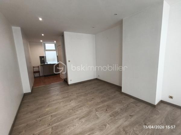 *** EXCLUSIVITE - MAISON DE VILLAGE - 2 CHAMBRES - COUR ***

Située dans un village avec toutes les commodités, au cœur d’un quartier calme, venez découvrir cette charmante maison de village sur 4 niveaux, lumineuse et traversante.

Au rez-de-chaussée, vous trouverez une pièce d'environ 24m² avec cheminée, un WC, un petit cellier ainsi qu’un accès à une petite cour disposant d’une source.

Au premier étage, la maison offre une pièce de vie conviviale avec coin cuisine d'environ 25m²

Au niveau supérieur, un hall d'environ 2.80m² qui dessert une chambre d'environ 13.60m², une salle d’eau d'environ 3.10m² ainsi qu’un WC séparé d'environ 1.20m²

Enfin, le dernier étage accueille une seconde chambre d'environ 15m²

Côté prestations :

- Façade en pierre pleine de charme
- Double vitrage
- Chauffage électrique
- Toiture révisée
- Maison rénovée

Un bien idéal pour un premier achat, un pied-à-terre ou un investissement locatif.

À visiter sans tarder ! N'hésitez pas nous contacter.