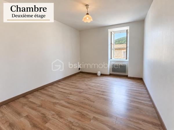 *** EXCLUSIVITE - MAISON DE VILLAGE - 2 CHAMBRES - COUR ***

Située dans un village avec toutes les commodités, au cœur d’un quartier calme, venez découvrir cette charmante maison de village sur 4 niveaux, lumineuse et traversante.

Au rez-de-chaussée, vous trouverez une pièce d'environ 24m² avec cheminée, un WC, un petit cellier ainsi qu’un accès à une petite cour disposant d’une source.

Au premier étage, la maison offre une pièce de vie conviviale avec coin cuisine d'environ 25m²

Au niveau supérieur, un hall d'environ 2.80m² qui dessert une chambre d'environ 13.60m², une salle d’eau d'environ 3.10m² ainsi qu’un WC séparé d'environ 1.20m²

Enfin, le dernier étage accueille une seconde chambre d'environ 15m²

Côté prestations :

- Façade en pierre pleine de charme
- Double vitrage
- Chauffage électrique
- Toiture révisée
- Maison rénovée

Un bien idéal pour un premier achat, un pied-à-terre ou un investissement locatif.

À visiter sans tarder ! N'hésitez pas nous contacter.