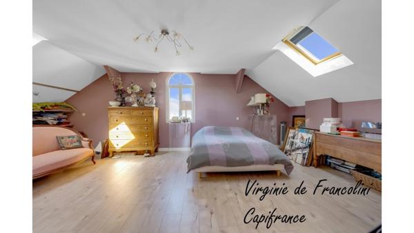 A vendre-Meulière-Centre-Ville-7 pièces-Parcelle de 500 m²-garages-Sous-sol-11 mn à pied RER E-6mn en voiture RER A