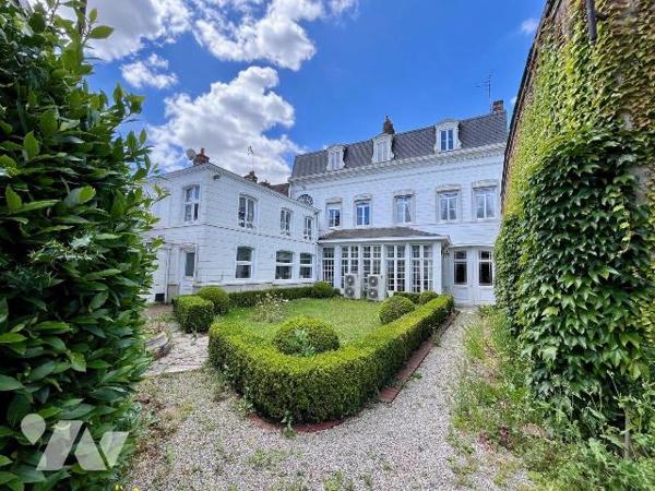 En centre ville d'HAZEBROUCK, très belle maison bourgeoise d'env. 450m² habitables avec cachet ...